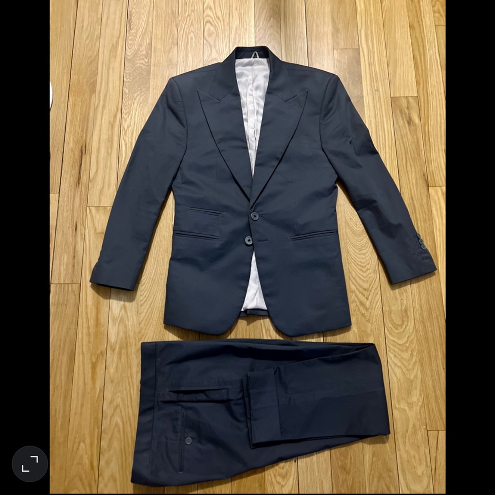 Designer PEAK LAPEL Grey Suit (36R)